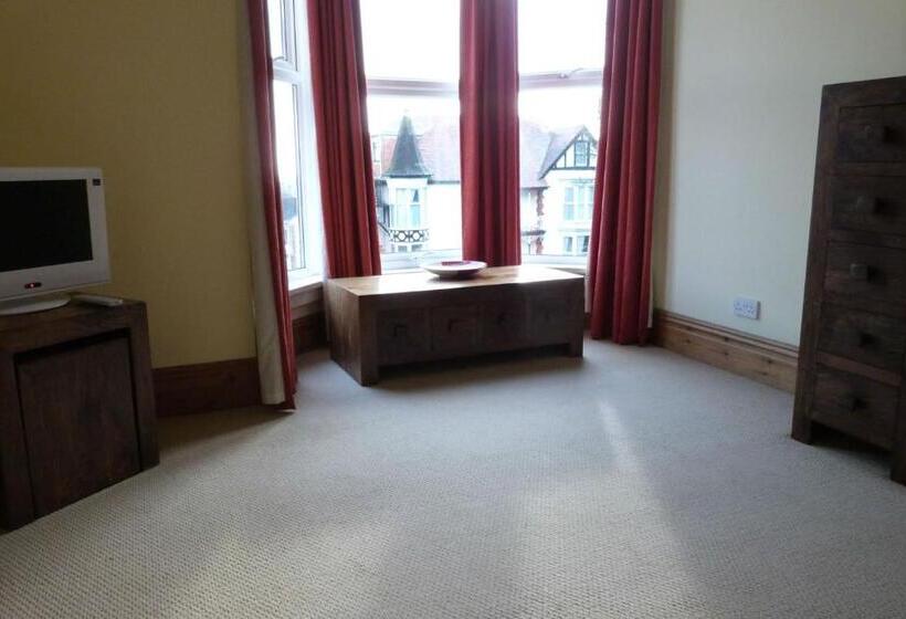 Balkonlu 1 Yatak Odalı Daire, Hurst Dene Apart