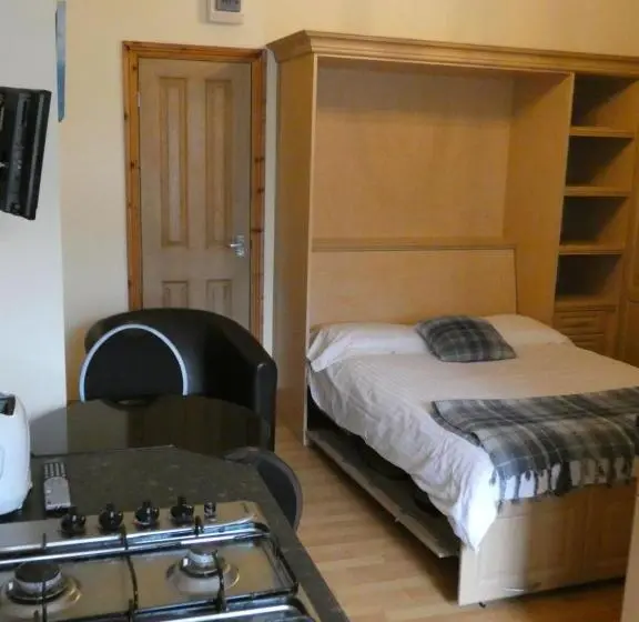 Standard-studio, Hurst Dene Apart