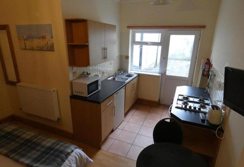 Standart Stüdyo, Hurst Dene Apart