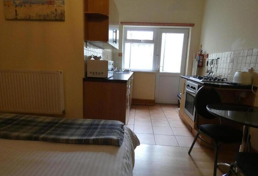 Standart Stüdyo, Hurst Dene Apart