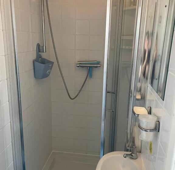 סוויטה משפחתית, Ivydene Guest House