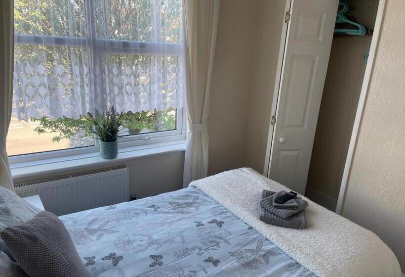 סוויטה משפחתית, Ivydene Guest House