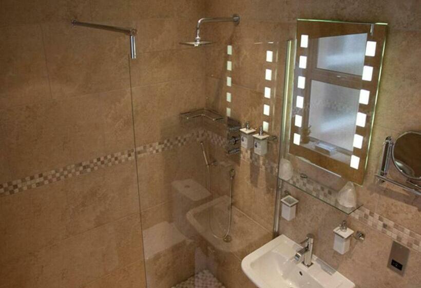 高级大房间, Langtrys