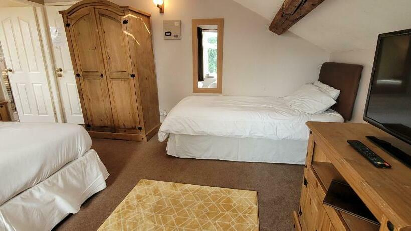 חדר משפחתי, Robin Hood Inn