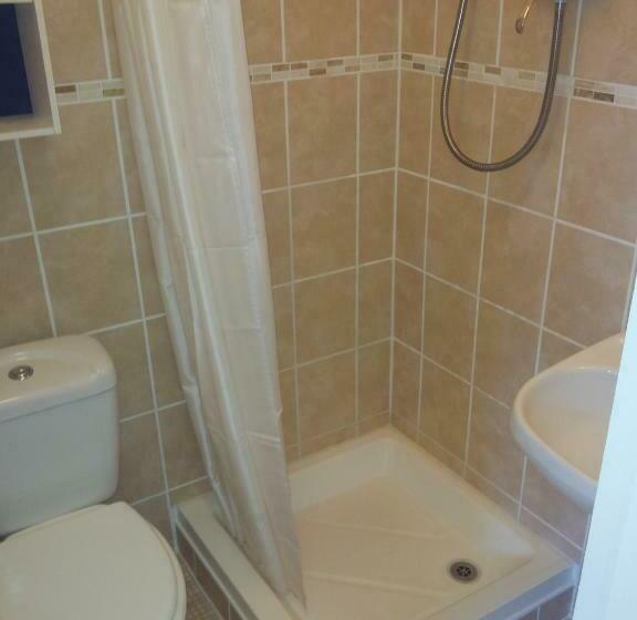 اتاق خانوادگی, The Adelphi