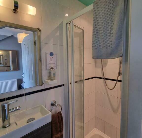 اتاق استاندارد, The Hut Wales A Sea Front Inn