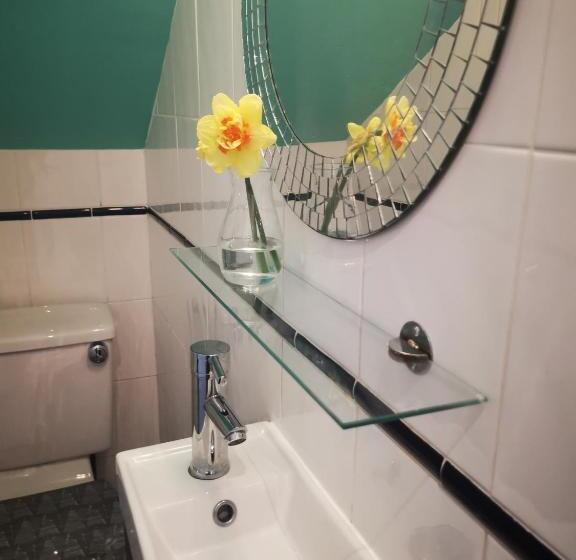 اتاق استاندارد با چشمانداز باغ, The Hut Wales A Sea Front Inn