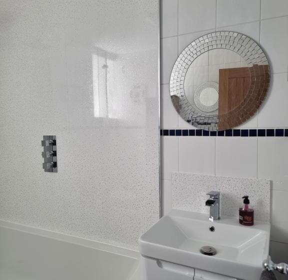 اتاق استاندارد با تخت بزرگ, The Hut Wales A Sea Front Inn