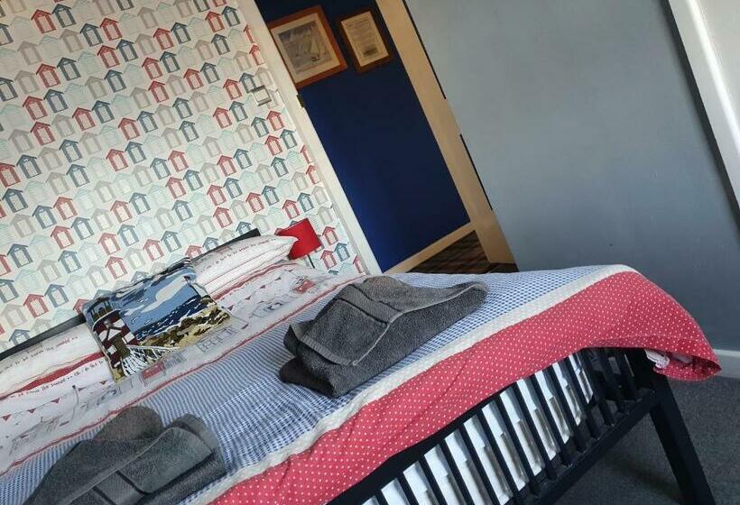 اتاق استاندارد, The Hut Wales A Sea Front Inn