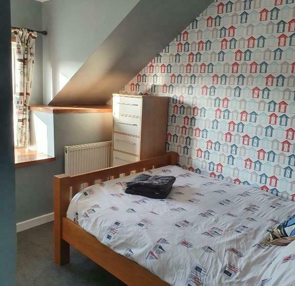 اتاق استاندارد, The Hut Wales A Sea Front Inn