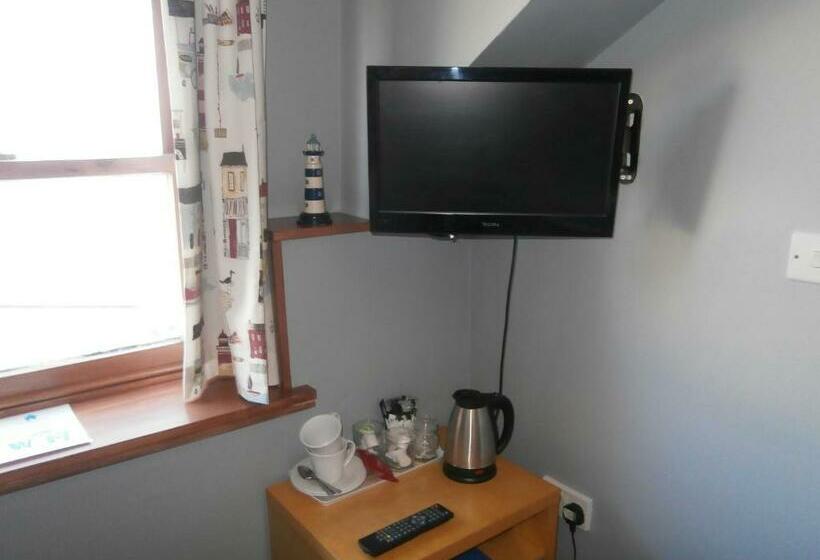 اتاق استاندارد, The Hut Wales A Sea Front Inn