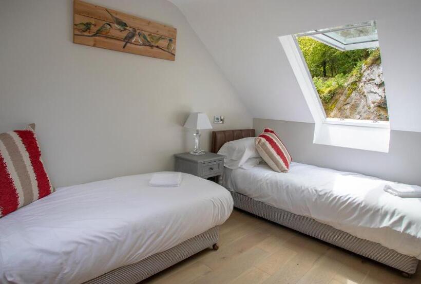 침실 2개 주택, Aberdunant Hall