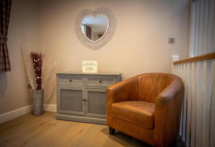 침실 2개 주택, Aberdunant Hall