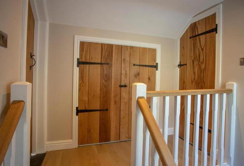 침실 2개 주택, Aberdunant Hall