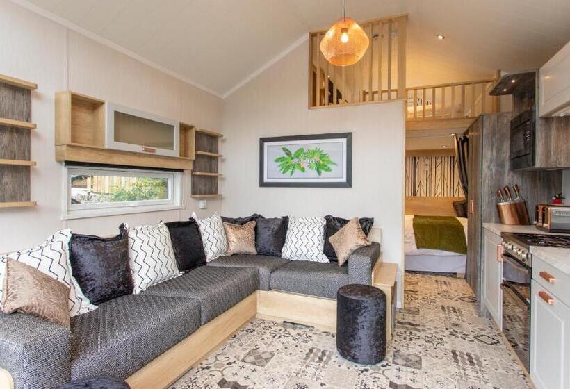 패밀리 스튜디오, Aberdunant Hall