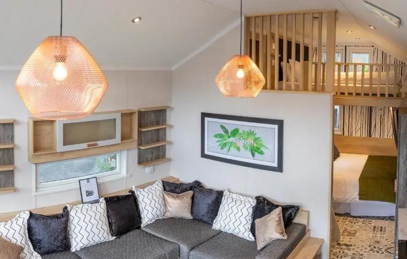 Perhestudio, Aberdunant Hall