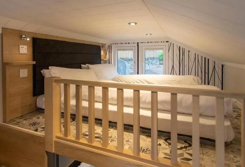 Perhestudio, Aberdunant Hall