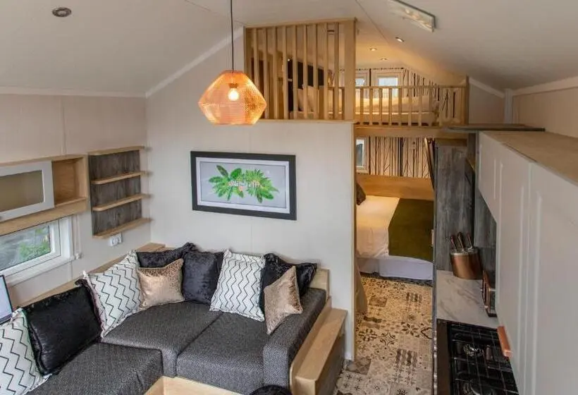 Perhestudio, Aberdunant Hall