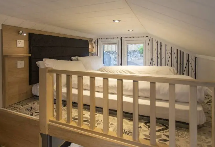 Perhestudio, Aberdunant Hall