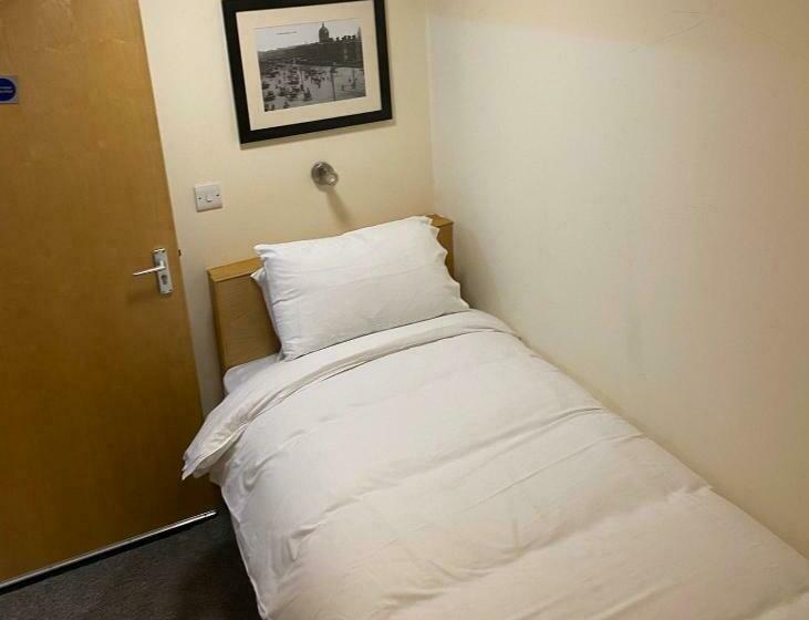 标准单人间, Lower Turks Head