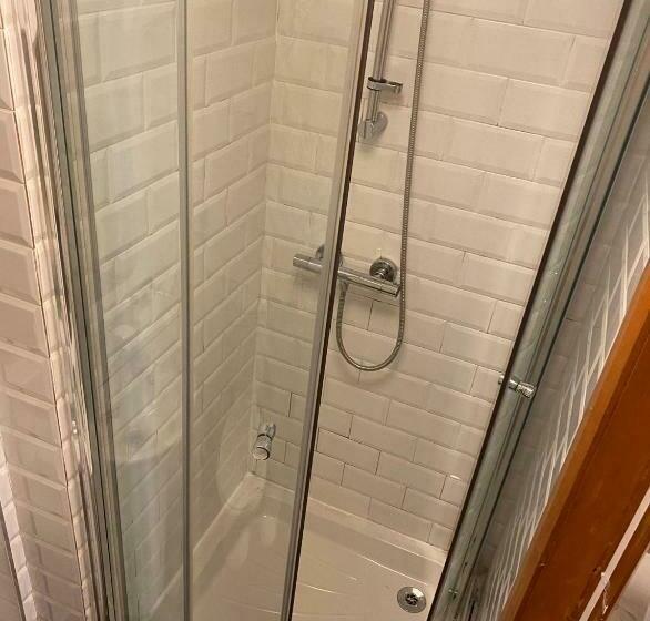 标准单人间, Lower Turks Head