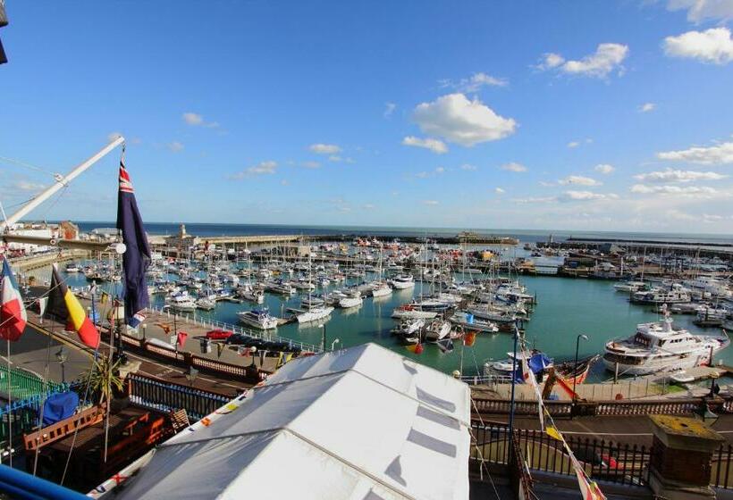 غرفة قياسية مطلّة علي البحر, Royal Temple Yacht Club