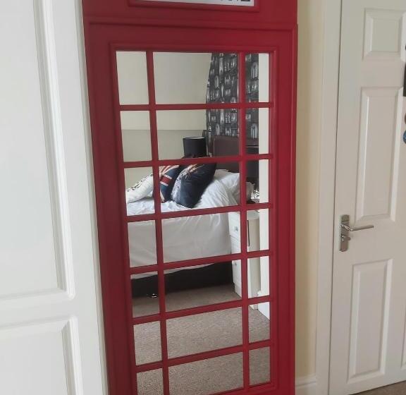 סוויטה משפחתית, The Dudley