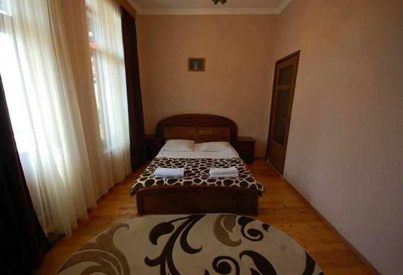 اتاق خانوادگی, Lelis Guest House