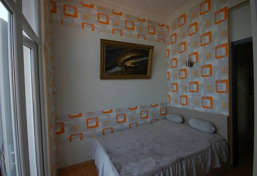 اتاق خانوادگی, Lelis Guest House