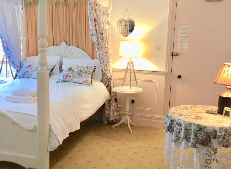 סוויטה, Storrs Gate House