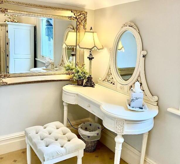 סוויטה, Storrs Gate House