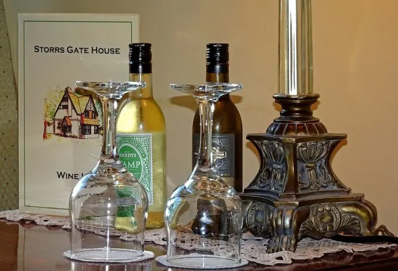 スイート, Storrs Gate House