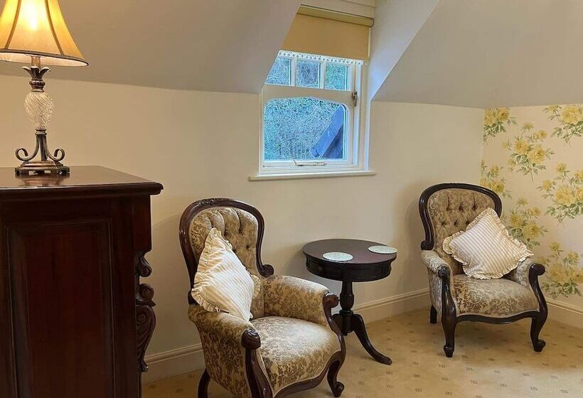 סוויטה, Storrs Gate House