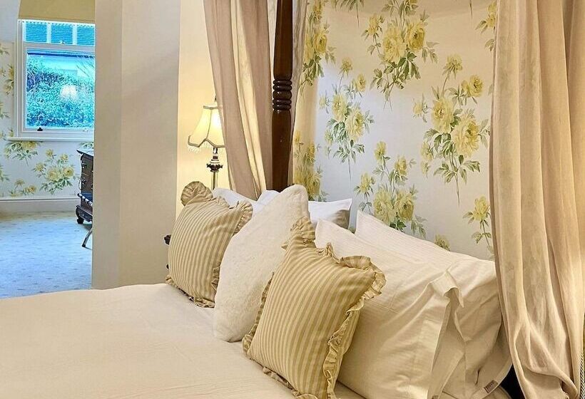 סוויטה, Storrs Gate House