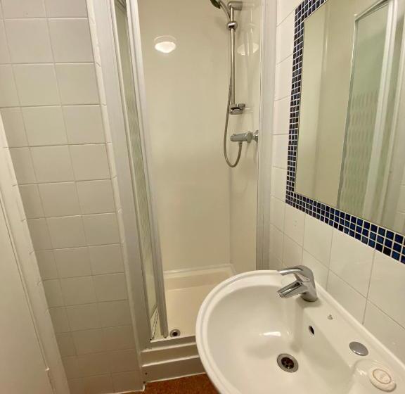 Номер Basic, The Commongate Hotels