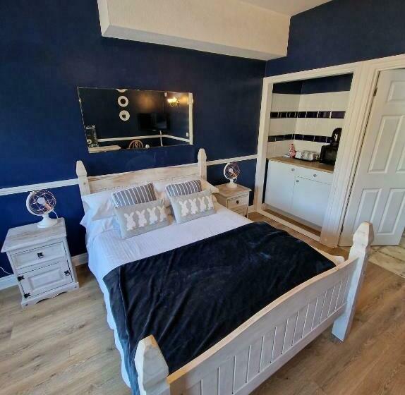 חדר סופריור, The Snooty Fox