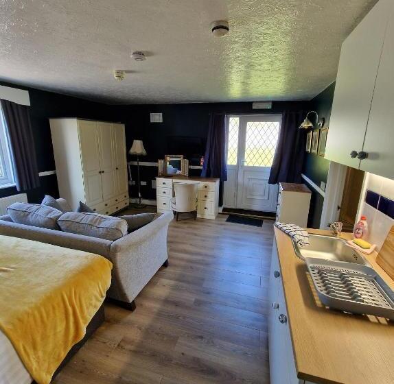 חדר סופריור, The Snooty Fox