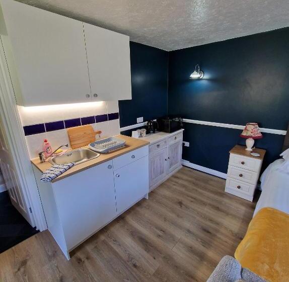 חדר סופריור, The Snooty Fox