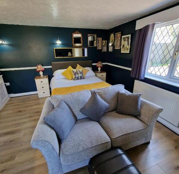 חדר סופריור, The Snooty Fox