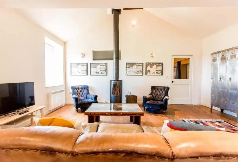 Standard-studio, T's At Lower Rudloe Farm