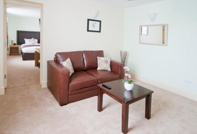 חדר משפחתי, Castle Limes