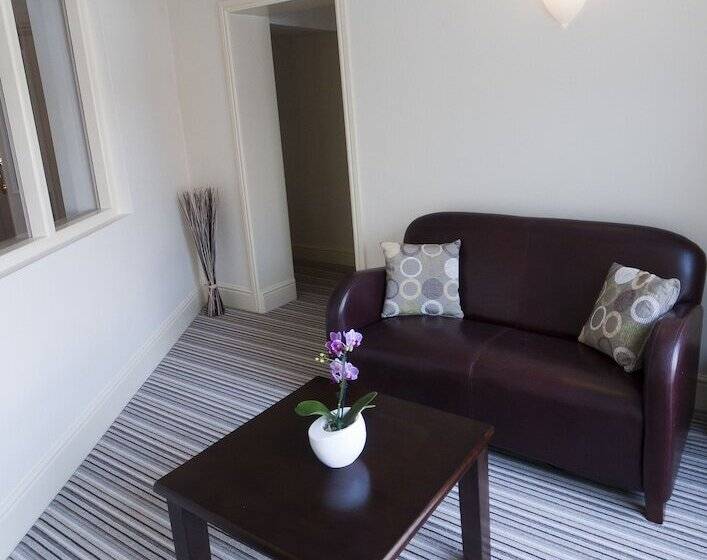 חדר משפחתי, Castle Limes