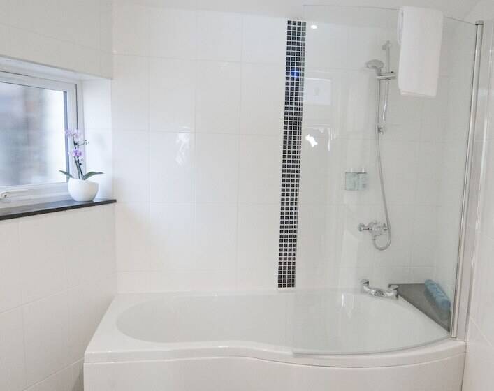 חדר משפחתי, Castle Limes