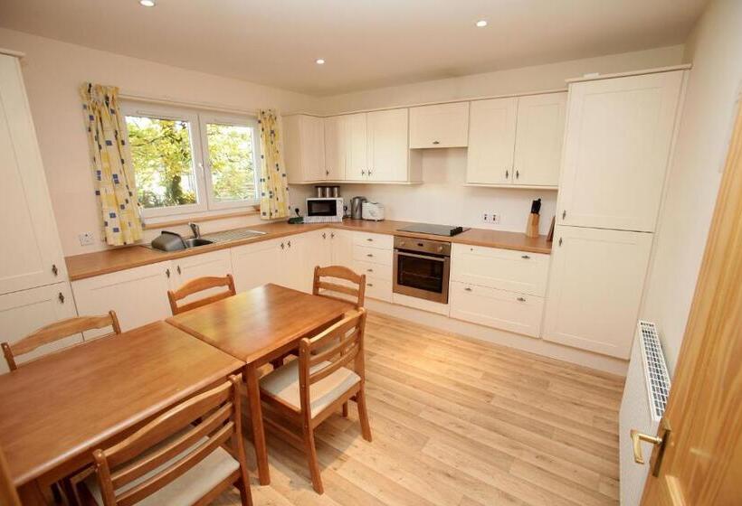 كابينة, Cressfield Country House