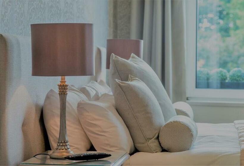 Aile Odası, The Cults