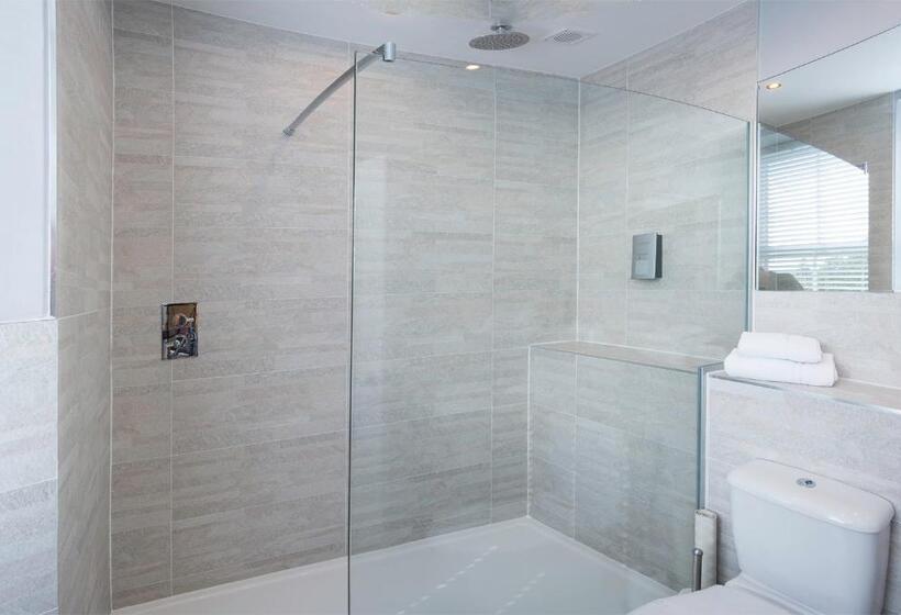 Büyük Çift Kişilik Yataklı Lüks Oda, The Cults