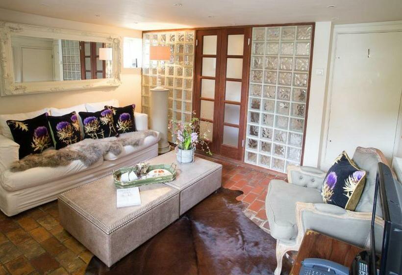 复式套房, Strattons