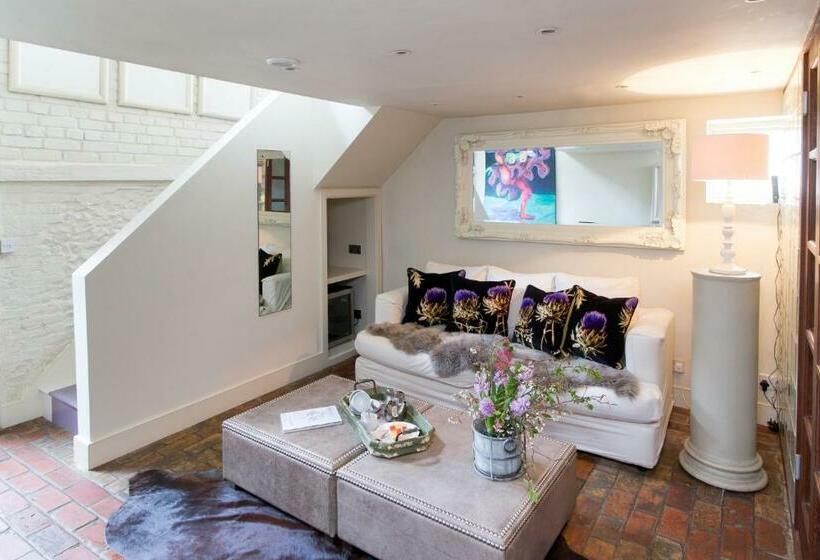 复式套房, Strattons