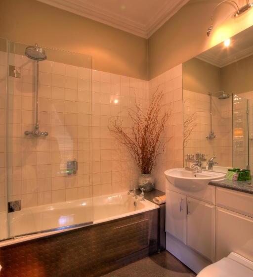 标准间, Strattons