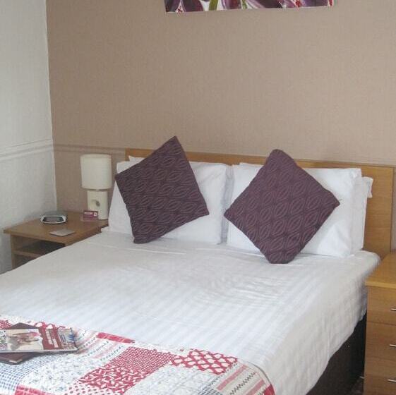 חדר בסיסי, The Clifton